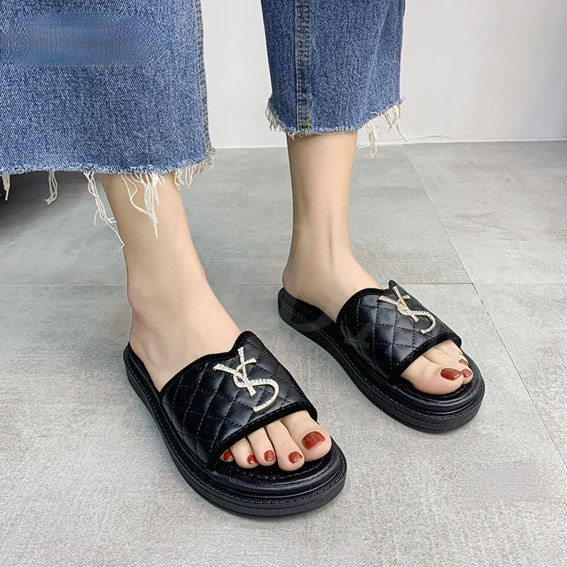 2021 известна марка дамски сандали и черно-бял писмо лого сандали нескользящая плажно облекло обувки ежедневни дамски обувки на високи токчета