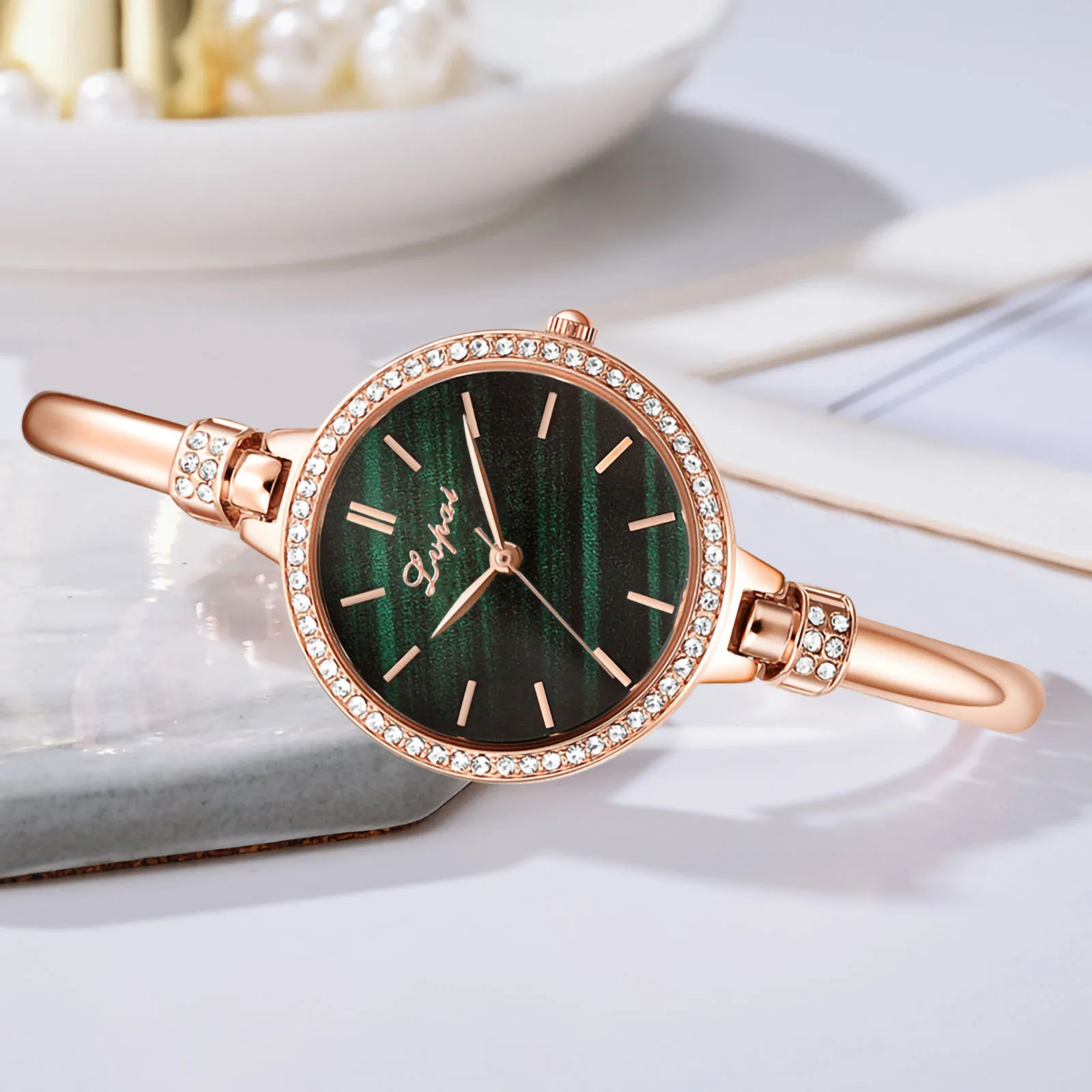 Дамски часовници Европа и САЩ модерен дискретен луксозни банкетни бижута часовници гривна темперамент движещ се горещ 50*